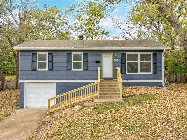 614 NW Village Dr, Lees Summit, MO 64063