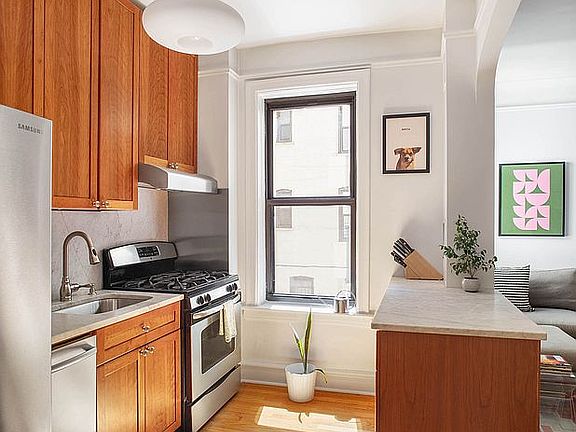 3rd image of 61 Eastern Pkwy APT 2G