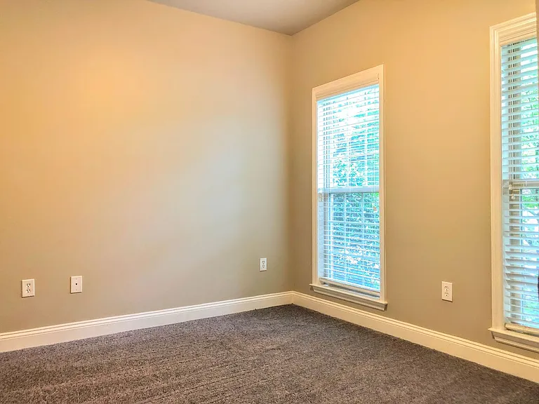1121 Livingston Trl — Photo 11