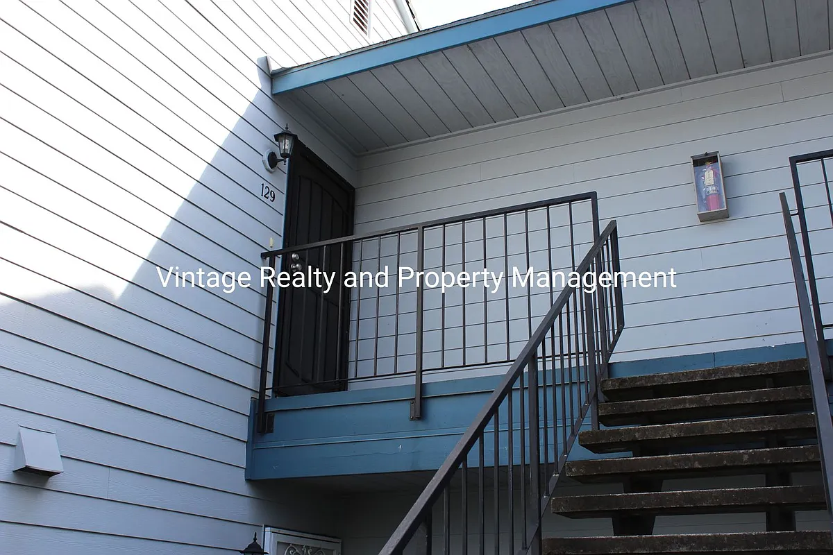 Building Photo - 445 Almond Dr #129
