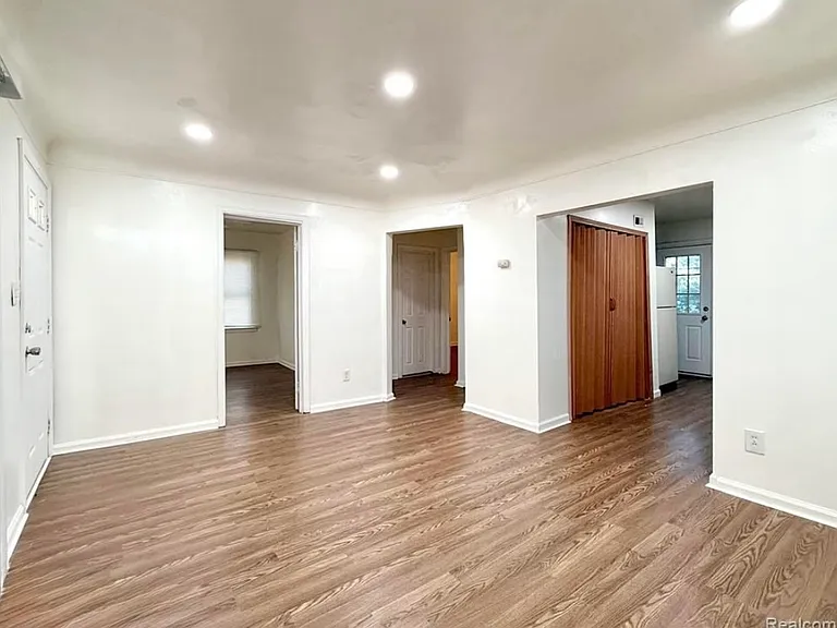 6847 Continental Ave — Photo 2