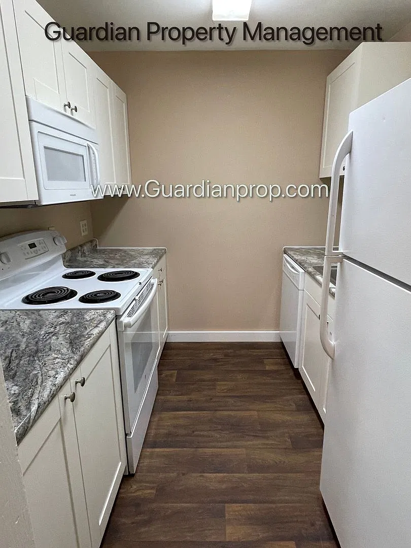 Large Corner Lot Single Family Home, Office, 3 Season Breezeway, W/D. 2 Car Garage, Video Walkthr... — Photo 2
