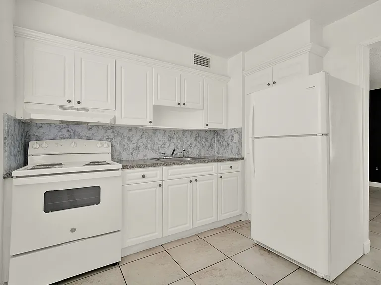 2726 SW 21st St — Photo 5