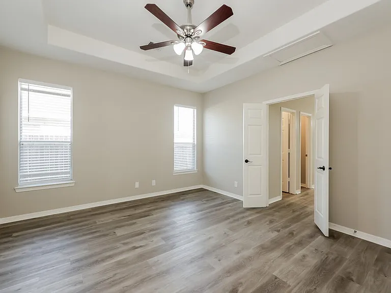 214 Crosby Village Dr — Photo 11