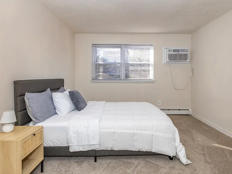 Colonial Point Apartments — Photo 30