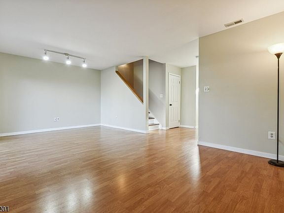 5th image of 155 Northfield Rd