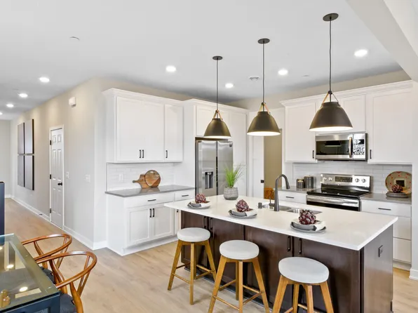13696 Hollybrook Dr, Apple Valley, MN 55124