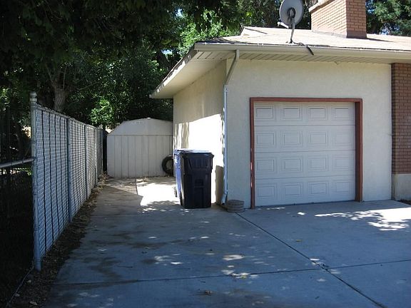 Garage w/ Side Room