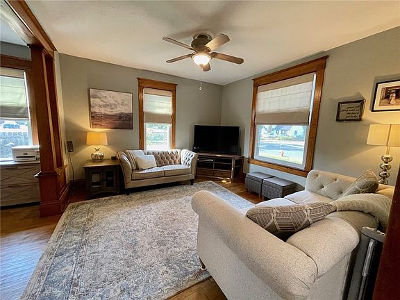 3rd image of 422 12th Avenue W