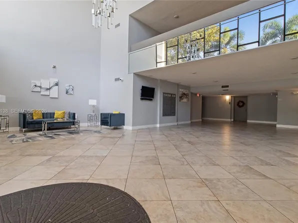 16401 Golf Club Rd APT 102, Weston, FL 33326