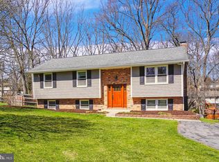 6410 Oak Hill Dr, Sykesville, MD 21784