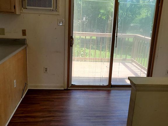 5th image of 377 Norton Ave