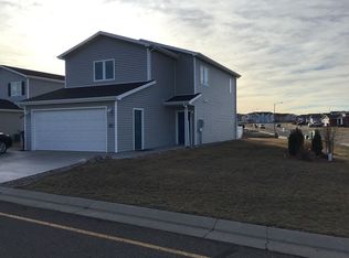 925 Madison Ln, Bismarck, ND 58503