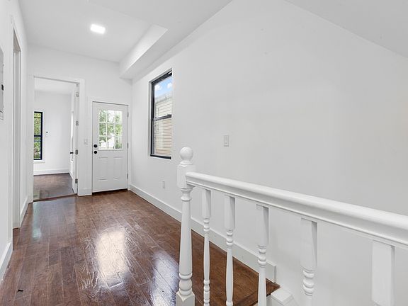 3rd image of 37 Essex St