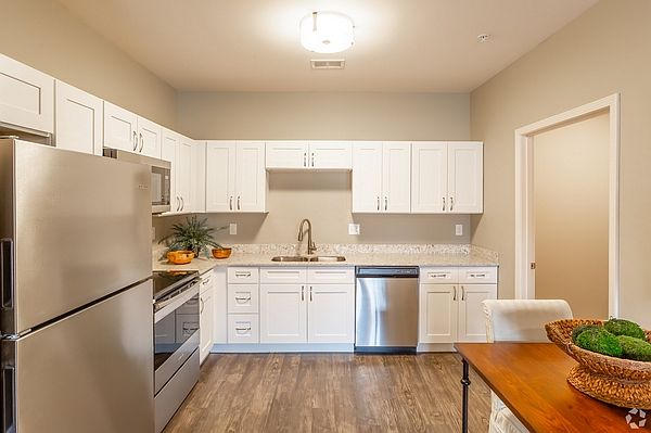 2BR, 2BA - 1,035 SF