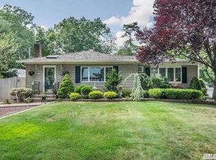 28 Lincoln Dr, Oakdale, NY 11769