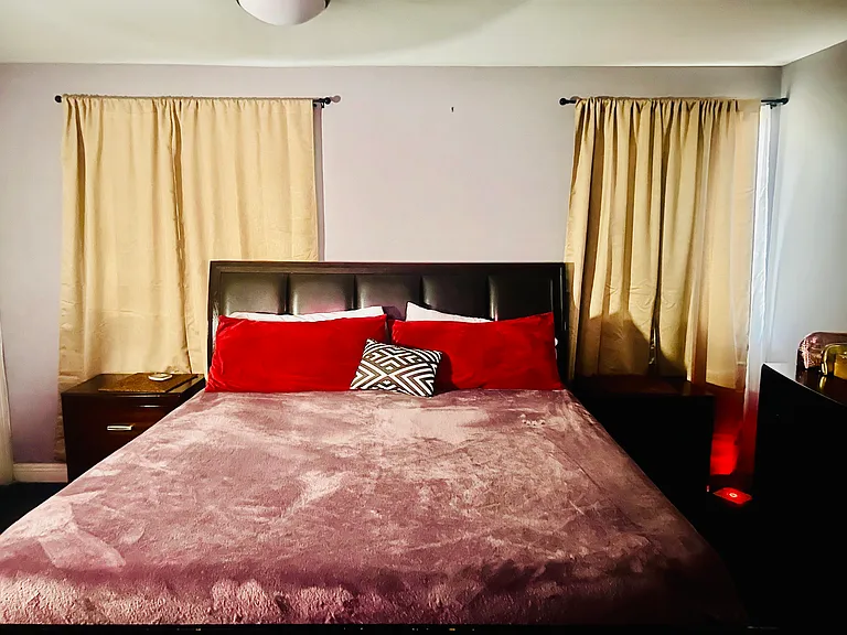 Master Bedroom #1: Full Bath en-suite, Cal-king Bed w/ memory foam mattress, Dresser, Vanity Dresser, Nite stands, Ceiling fan, Computer desk w/ Printer, Hi-speed WiFi, Office chair, Storage trunk, Spacious closet. All will be empty at Check-in.