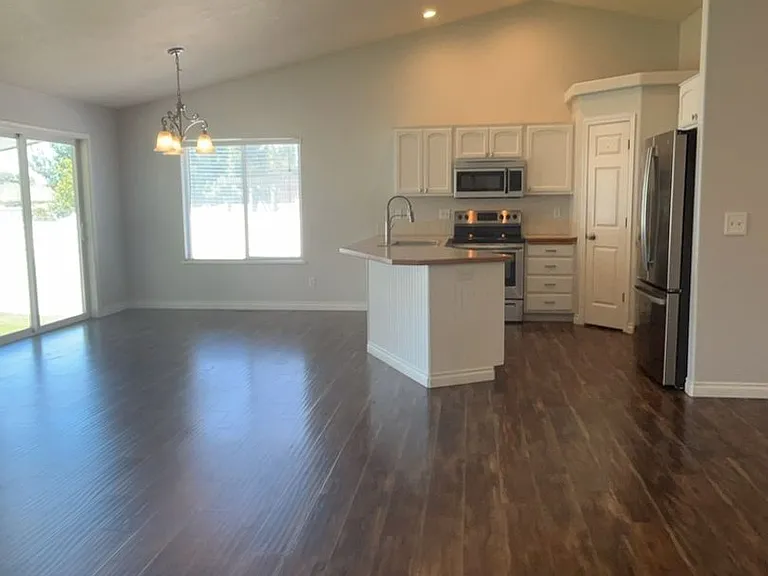 1537 Foxglove Ave — Photo 6