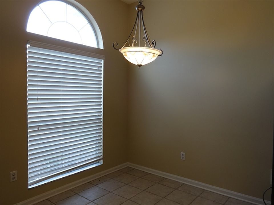 2nd image of 3225 Chantilly Ct #00