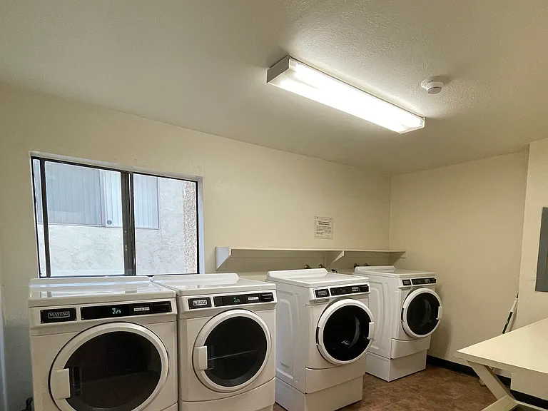Elizabeth Arms Apartments — Photo 6
