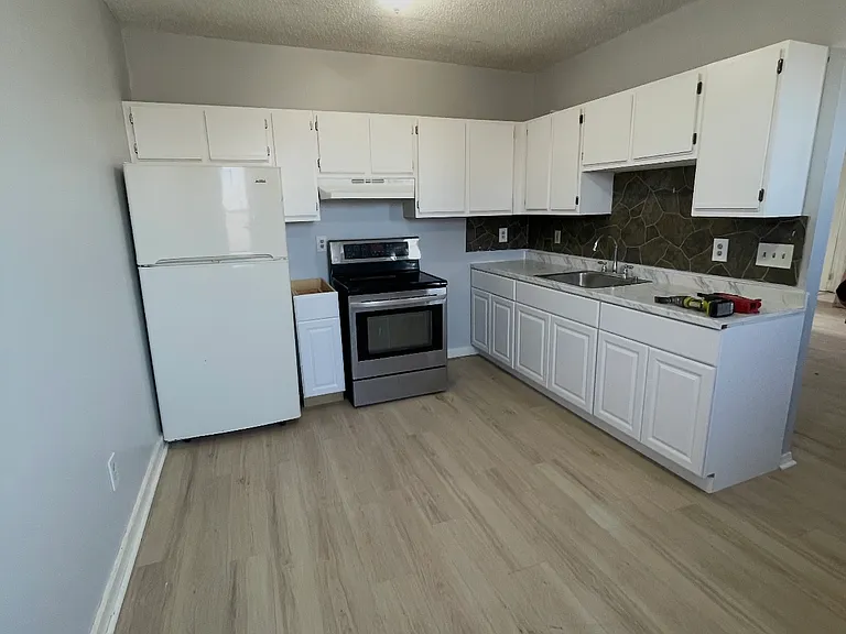 273 S Leonard St #6 — Photo 1