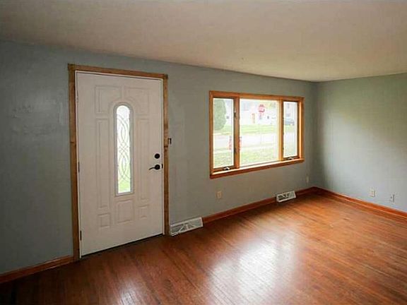 3rd image of 65 Gardenvale Dr