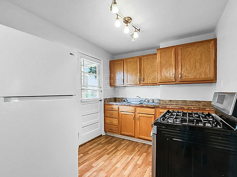 702 Compton St — Photo 3