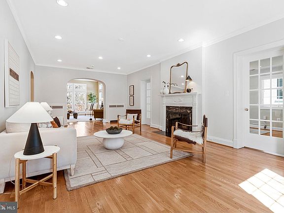3rd image of 2739 Chesapeake St NW