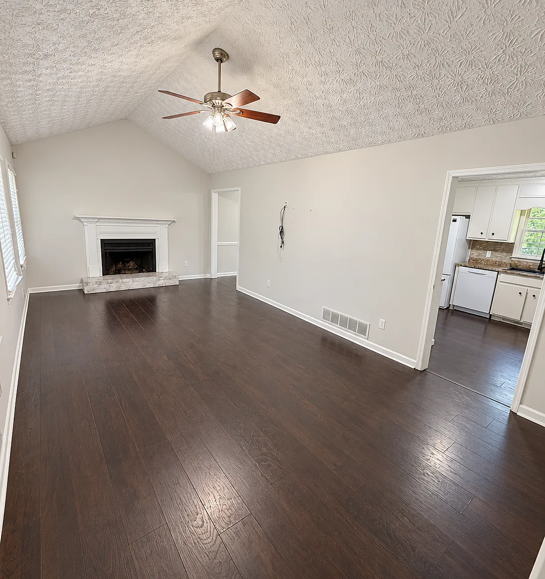 3 bed, 1248 sqft, $2,400 — Photo 2