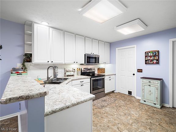 3rd image of 717 Waterberry Ct