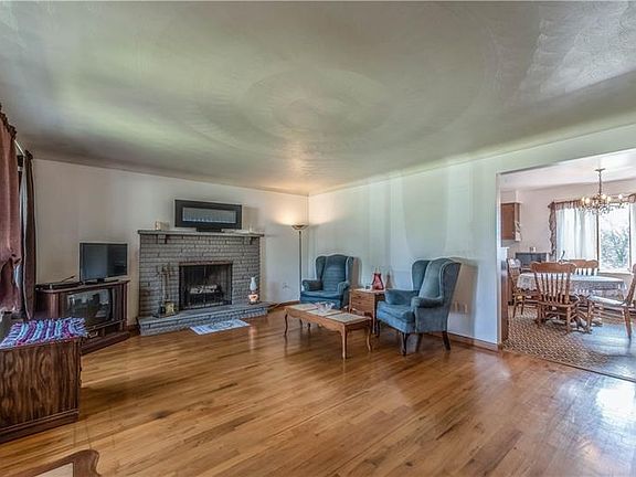 4th image of 299 Hillcrest Dr