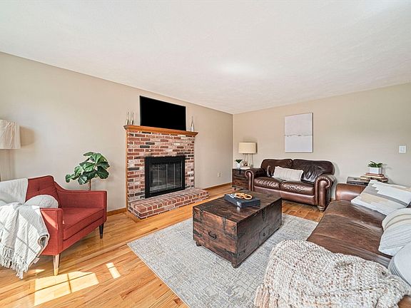 3rd image of 1 Fieldstone Dr