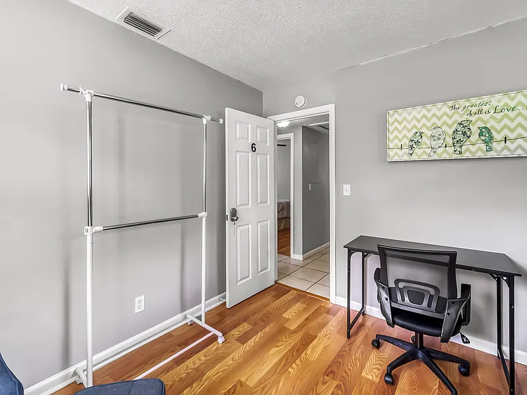 ROOM 6