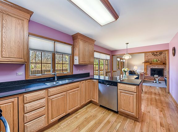 4th image of 2S524 Danbury Dr