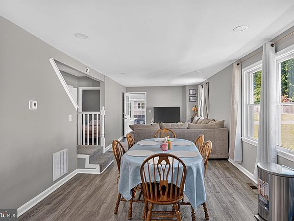 2nd image of 101 Oak St