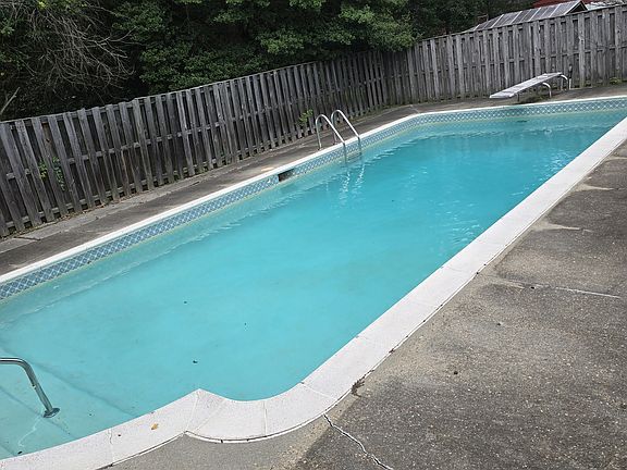 3rd image of 108 Stonehurst Rd