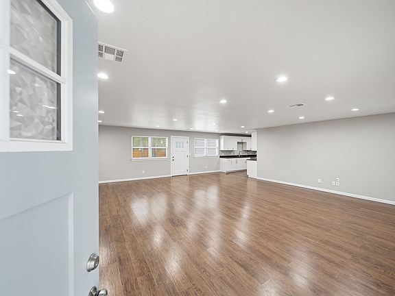 4th image of 1009 W Canton St