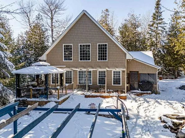 97 Lakeview Ave, New Maryland, NB E3C 1W7