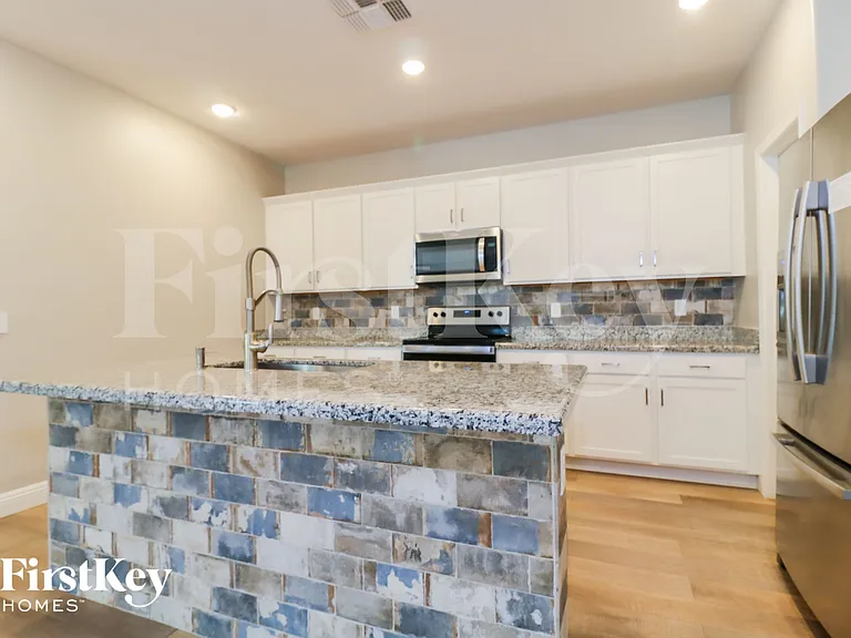 8920 W Jefferson St — Photo 6