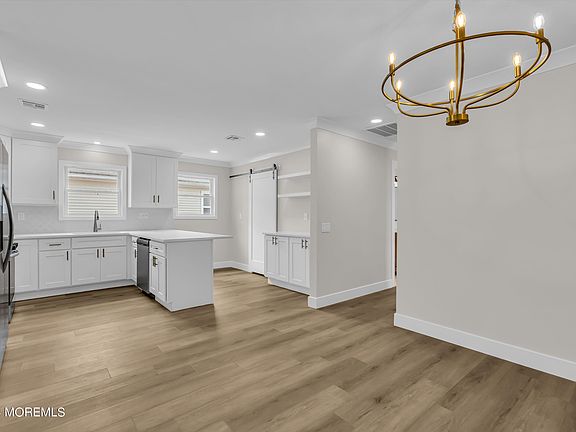 4th image of 102 Pulaski Boulevard