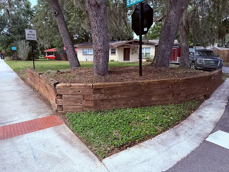 213 Thomas Dr — Photo 4