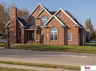 806 S 166th St, Omaha, NE 68118
