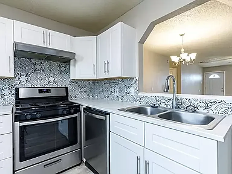 4634 Fordham St — Photo 17