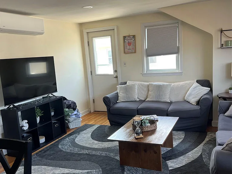 644 E Olive St #UPPER — Photo 3