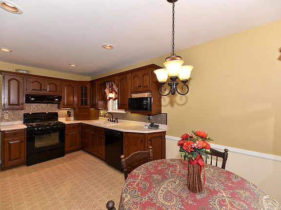 5th image of 5669 N Crestwood Blvd