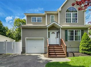 78 Market St, Mastic Beach, NY 11951