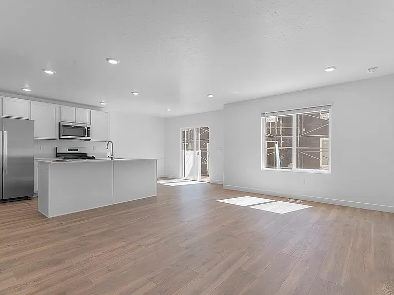 1907 E 640 N — Photo 5