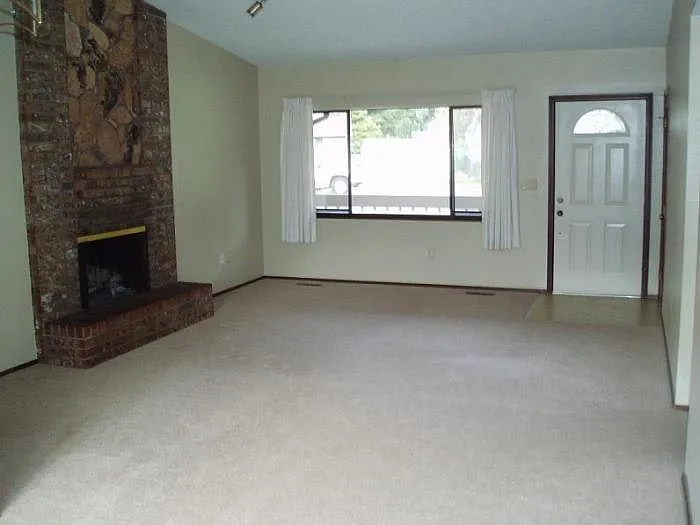 Large Livingroom, Fireplace, Cathedral/Valted Ceiling