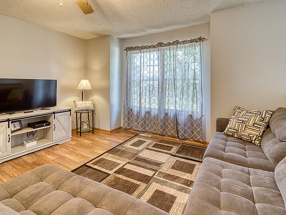 4th image of 821 W Aberdeen Dr