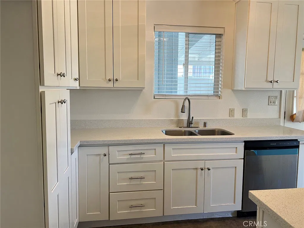 3 bed, 1300 sqft, $2,450 — Photo 2